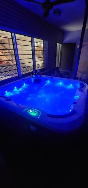 4 BEDROOM GARDENS ESCAPE - CHAMPAGNE STAYS Darwin with SPA, Darwin